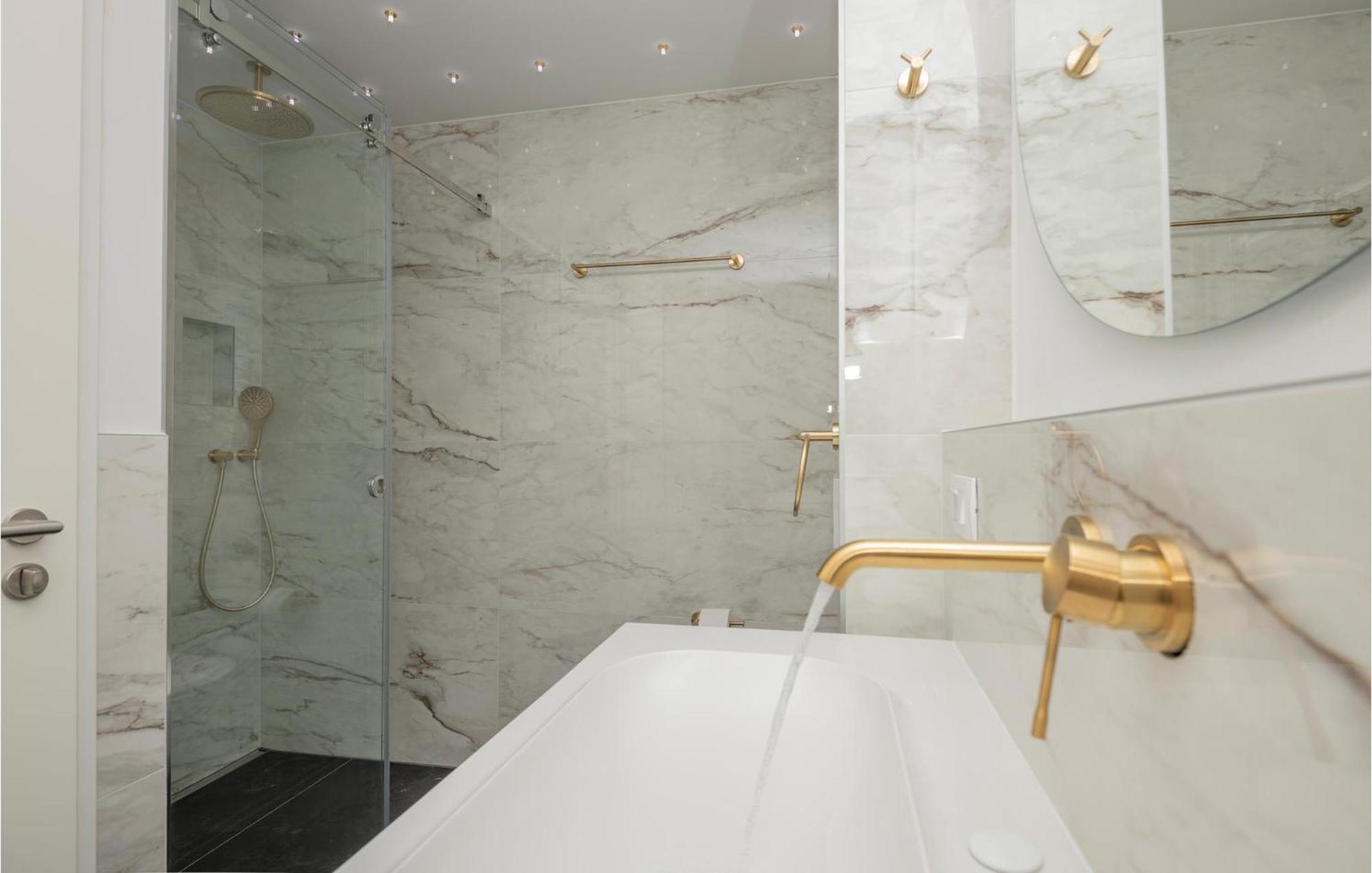 Stunning Apartment In Tucepi With Kitchen Exteriör bild