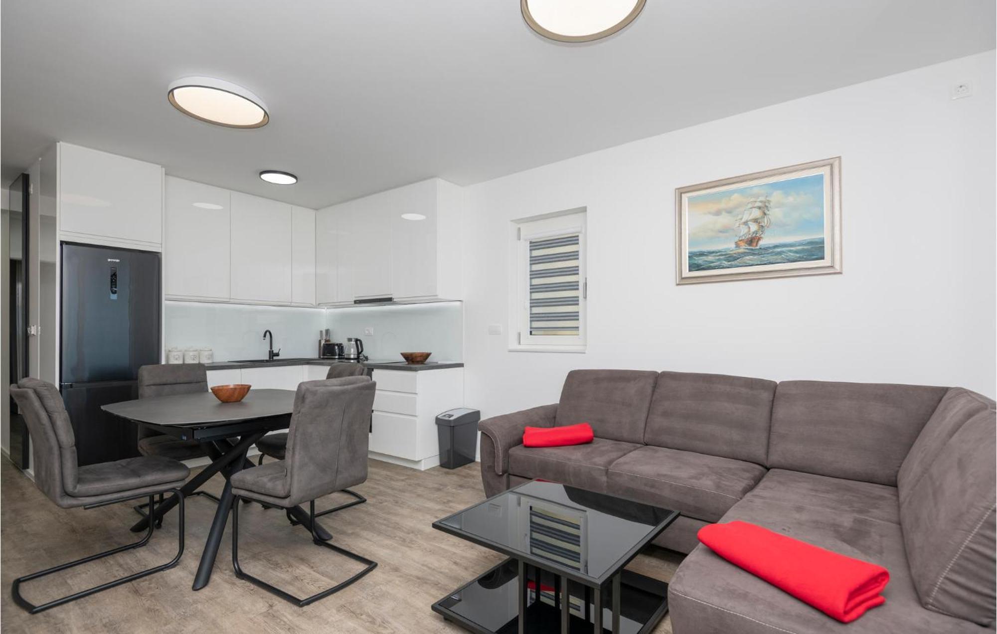 Stunning Apartment In Tucepi With Kitchen Exteriör bild